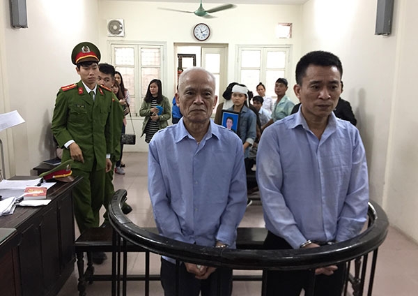 
Hai bố con Dương Văn Đức, Dương Văn Đạo lĩnh &aacute;n tổng cộng 25 năm t&ugrave; về tội giết người
