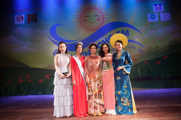 
Diễn viên Thúy Hà, MC Mỹ Vân và Hoa hậu Điếc 2015 chụp trong chương trình Bình minh cho em 3.

