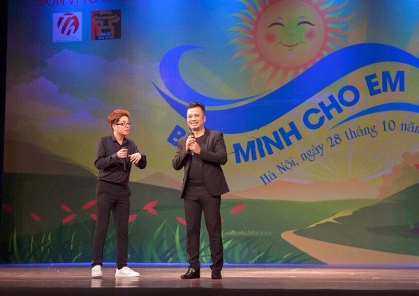 
Ca sĩ Bùi Anh Tuấn và nhạc sĩ Tiến Minh cùng giao lưu với khán giả trong chương trình.
