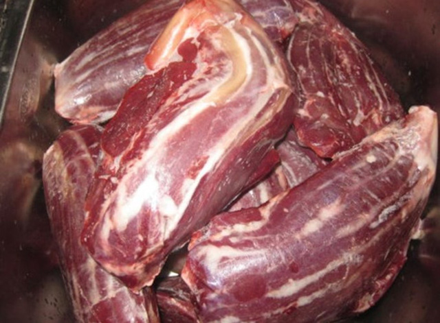 
Bắp bò - nguyên liệu để làm thịt bò gác bếp của người Tây Bắc.
