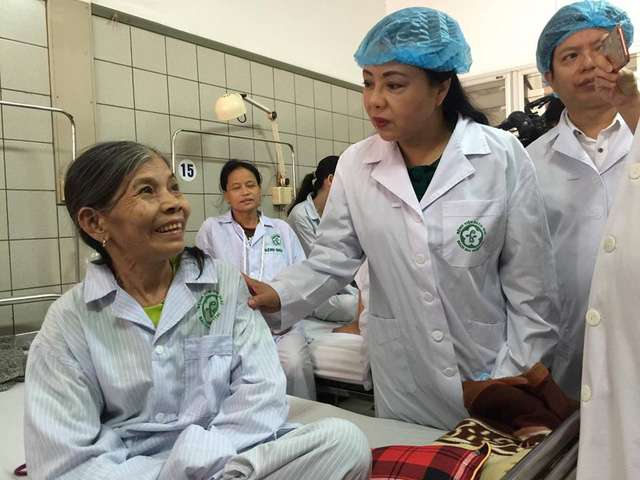 
PGS.TS Nguyễn Thị Kim Tiến – Bộ trưởng Bộ Y tế đã tới thăm, tặng quà các bệnh nhân nghi sốc phản vệ khi chạy thận tại BVĐK Hoà Bình. Ảnh: Võ Thu
