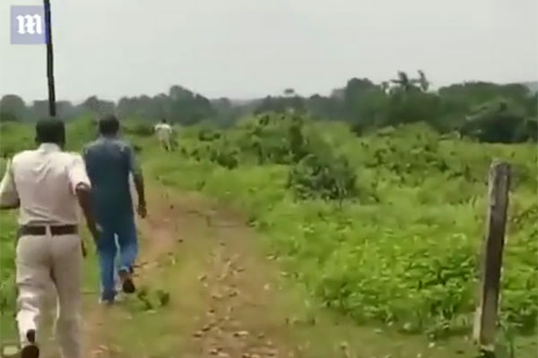 
Cảnh s&aacute;t v&aacute;c bom trần chạy bộ.
