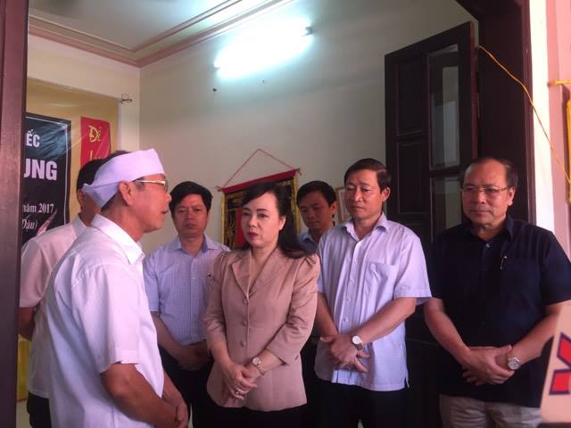 Bộ trưởng Nguyễn Thị Kim Tiến tới thăm, chia sẻ, động viên với gia đình có bệnh nhân tử vong khi đang chạy thận tại Bệnh viện đa khoa tỉnh Hoà Bình. Ảnh: Lê Hảo