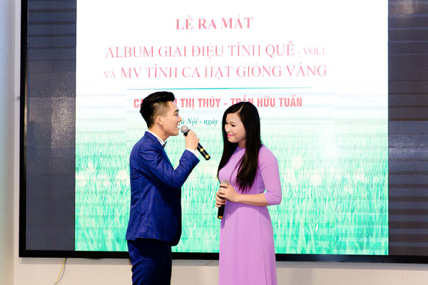 
Cặp đ&ocirc;i t&igrave;nh tứ trong từng c&acirc;u h&aacute;t để phục vụ kh&aacute;n giả.

