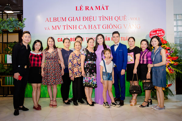 
Mẹ B&ugrave;i Th&uacute;y kh&oacute;c kể về qu&aacute; khứ đầy kh&oacute; khăn vất vả của con. Khoảng 3 tuổi, Th&uacute;y đ&atilde; theo mẹ đi h&aacute;t đ&aacute;m cưới v&agrave; đến khi Th&uacute;y học cấp 2 đ&atilde; được mời đi h&aacute;t, c&oacute; những ng&agrave;y Th&uacute;y đi h&aacute;t tranh thủ giữa trưa, chiều lại về đi học kh&ocirc;ng kịp ăn cơm.
