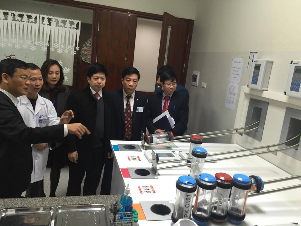 Hệ thống vận chuyển mẫu tự động hiện đại của Bệnh viện được vận hành từ việc các khoa lâm sàng lấy mẫu xét nghiệm, đóng gói, đưa vào hệ thống, vận chuyển xuống khoa Sinh hoá, tiếp nhận và phân loại chuyển sang các khoa xét nghiệm. Việc này sẽ tiết kiệm thời gian, nhân lực cho cán bộ y tế toàn viện.