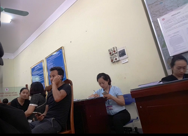 
Tại Phòng quản lý xuất nhập cảnh – Công an tỉnh Lạng Sơn có khoảng 10 công ty nhận làm dịch vụ giấy thông hành. Họ đượctạo điều kiện ngồi ngay trong trụ sở công quyền.
