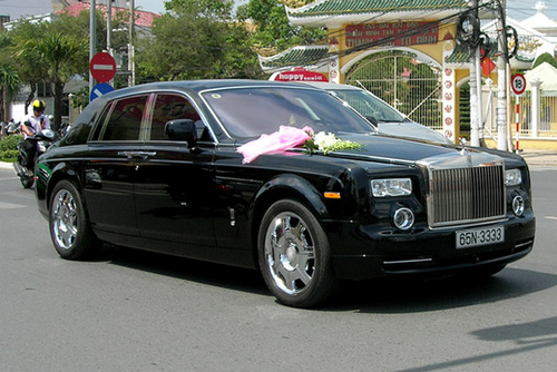 
Chiếc xe Rolls Royce Phantom trong đám cưới con trai đại gia Hiền và hot girl Quỳnh Chi.
