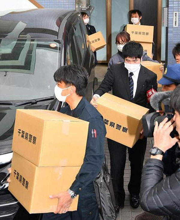 
Ngày 15/4, cảnh sát Chiba đã tịch thu những vật chứng liên quan đến vụ án bé gái người Việt. Và ngày 18/4, toàn bộ sở thích bệnh hoạn của nghi phạm bị cảnh sát vạch trần.
