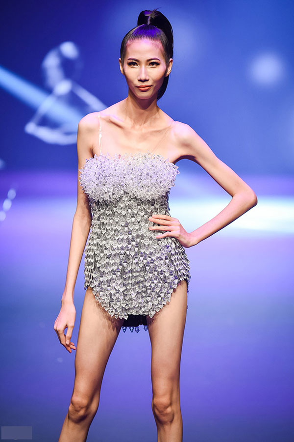 
Cao Ngân khiến khán giả chú ý nhiều hơn so với 3 cô gái có mặt tranh giải quán quân trong đêm Chung kết Vietnams Next Top Model.
