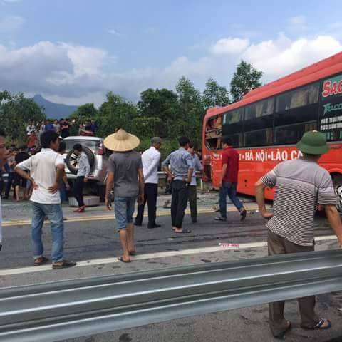
Hiện trường vụ tai nạn trên cao tốc Nội Bài - Lào Cai.
