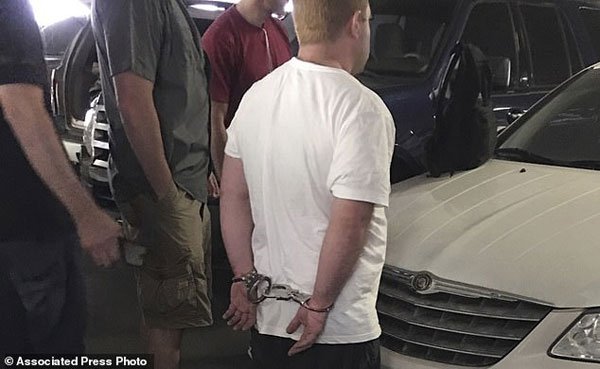 
Người cha đ&atilde; bị bắt v&igrave; c&aacute;c chứng cứ c&aacute;o buộc y đ&atilde; giết con trai.
