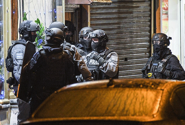 
Cảnh sát London tiếp tục truy quét triệt để ngăn chặn nguy cơ khủng bố.
