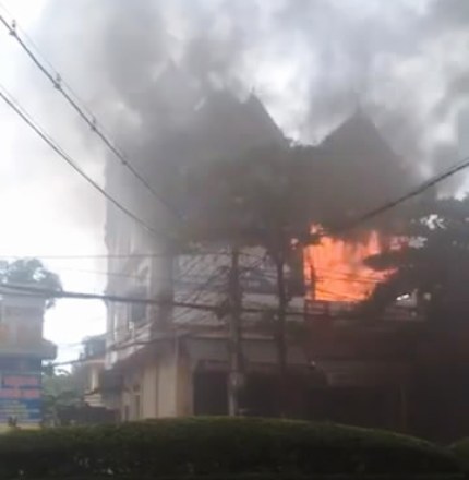 Căn nhà 3 tầng trên đường Lê Lợi bốc cháy dữ dội.