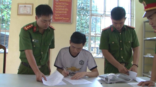 
Thi hành lệnh bắt tạm giam đối với Hoàng Công Lương, Bác sĩ Đơn nguyên thận nhân tạo- khoa Hồi sức tích cực, BV Đa khoa Hòa Bình.
