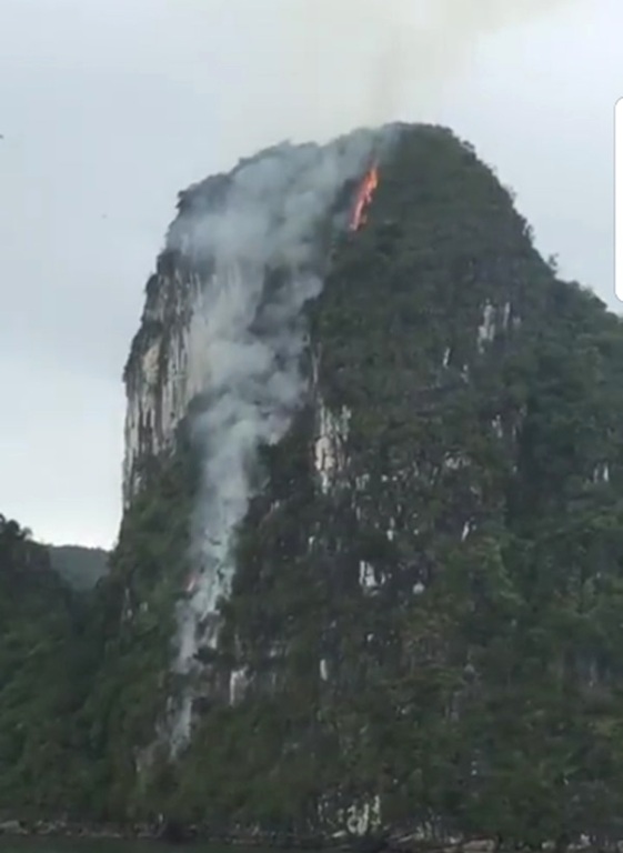 
Ngọn lửa bất ngờ bốc cháy trên núi đá giữa vịnh Hạ Long. Ảnh: C.Tâm
