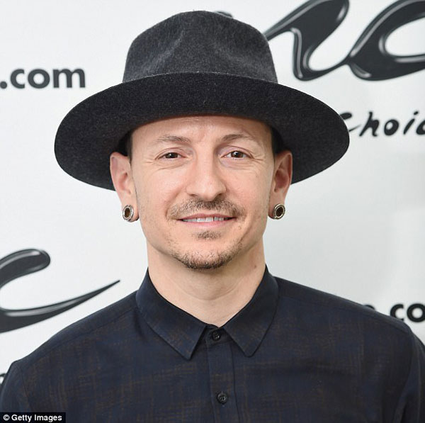 
Thi thể của nam ca sĩ Chester Bennington được tìm thấy tại nhà riêng vào 9h sáng 20/7.
