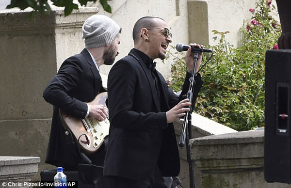 
Chester là ca sĩ hát chính trong nhóm nhạc Rock huyền thoại Linkin Park.
