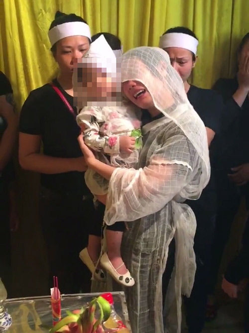
Chị Tiên ôm con gái khóc nức nở bên lĩnh cữu người chồng xấu số
