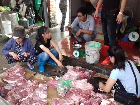 
Chị Xuyến đã trở lại chợ tiếp tục công việc bán thịt lợn và được nhiều người mua ủng hộ. Ảnh: TĐ
