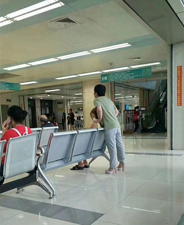 
Nam thanh ni&ecirc;n đi d&eacute;p m&agrave;u hồng, b&oacute;p vai cho người y&ecirc;u ở bệnh viện.
