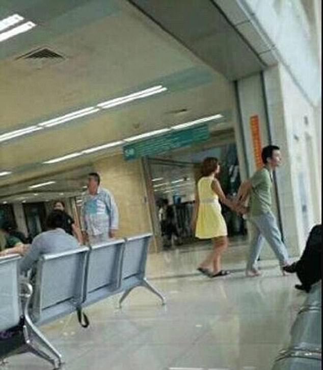 
V&igrave; sợ người y&ecirc;u đau ch&acirc;n n&ecirc;n anh đ&atilde; đổi d&eacute;p cho c&ocirc;.
