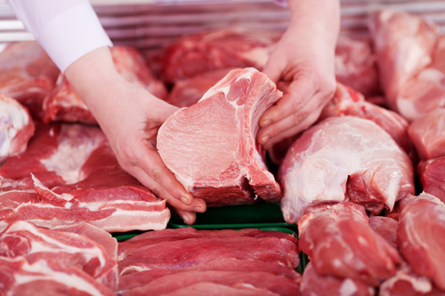 
Khi chọn mua thịt lợn, nếu thấy thịt đỏ tươi bất thường cần cẩn trọng. Ảnh minh họa
