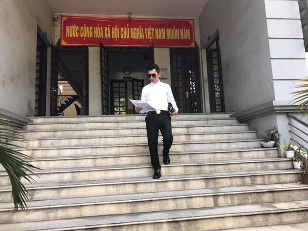 
Chồng trẻ của Phi Thanh Vân tỏ ra thoải mái khi đên tòa án.
