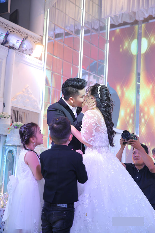 
Nụ hôn ngọt ngào của cặp đôi tại nơi tổ chức hôn lễ đã nhận được sự chúc phúc từ rất nhiều người thân, bạn bè và fan.
