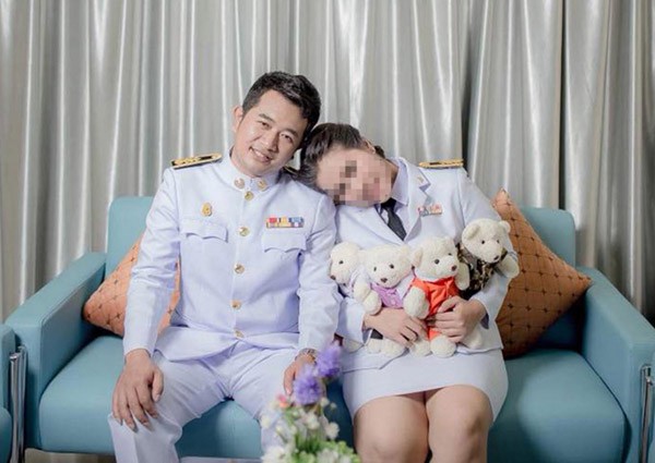 
Cả hai đ&atilde; chụp ảnh cưới c&ugrave;ng nhau. Nữ nha sĩ Nontiya Krowjatturat đ&atilde; v&ocirc; c&ugrave;ng hạnh ph&uacute;c khi t&igrave;m được &yacute; trung nh&acirc;n điển trai.
