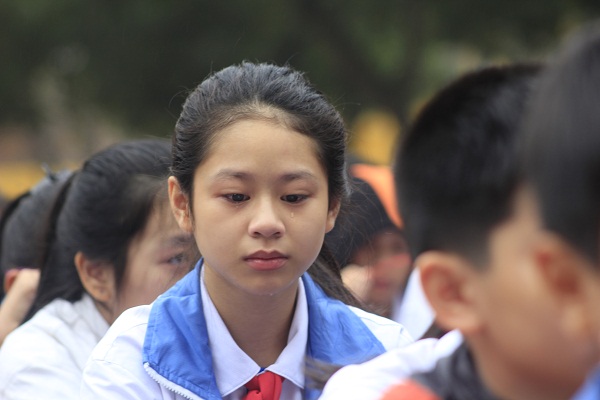 Nữ sinh THCS Chu Văn An rơi lệ khi lắng nghe câu chuyện cảm động về tình mẫu tử.