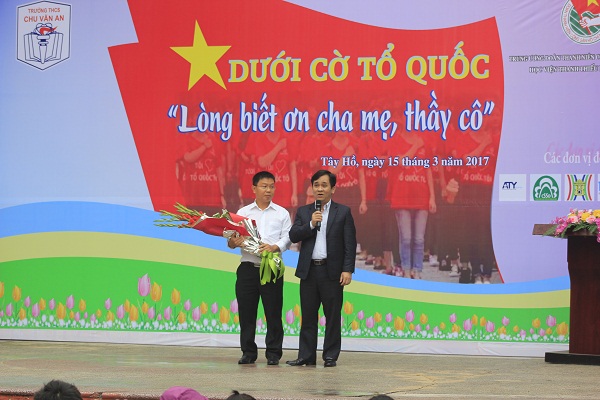 
Thầy Đặng Việt Hà - Hiệu trưởng nhà trường tặng hoa thầy Nguyễn Thành Nhân.
