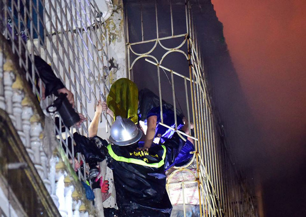 
Cảnh sát phòng cháy chữa cháy đang tiến hành cắt “chuồng cọp” giúp người dân thoát hiểm trong một vụ cháy. Ảnh: T.L
