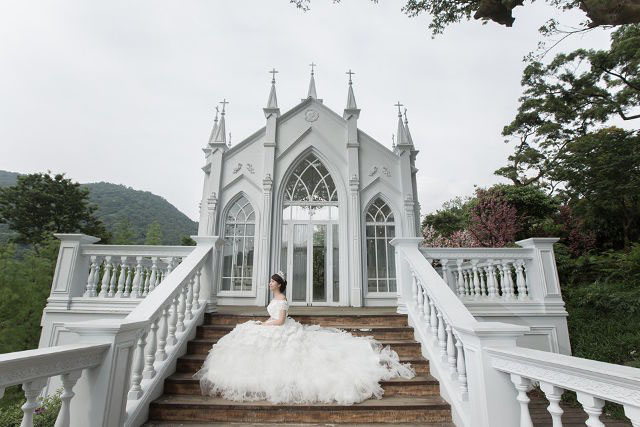 Trong vài tháng qua, câu chuyện đáng kinh ngạc của Chen đã được thu hút được rất nhiều hãng truyền thông. Những bức ảnh cưới một mình của cô đã được giới thiệu trên các trang của các tạp chí như Cosmopolitan và Brides, và cuối tuần trước, cô đã được xuất hiện trên hãng thông tấn BBC. Chen nói rằng bằng cách chia sẻ câu chuyện của mình, cô ấy hy vọng sẽ nâng cao nhận thức về ung thư vú, cùng với việc khuyến khích những người khác theo đuổi ước mơ của họ.