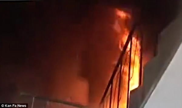
Ngọn lửa cháy dữ dội tại chung cư cao tầng ở tỉnh Giang Tô, Trung Quốc.
