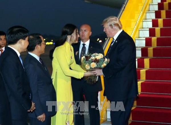 
Đây là khoảnh khắc vinh dự của Phạm Ngọc Hà My khi tặng hoa cho Tổng thống Donald Trump vào chiều 11/11. Ảnh TTX/VN
