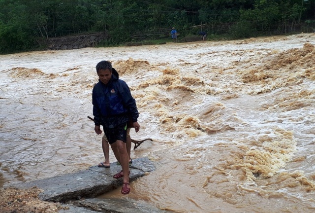 Nước sông lên nhanh nhiều bản làng tại huyện vùng cao huyện Quan Sơn bị cô lập hoàn toàn