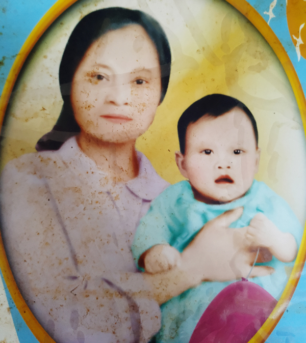 
Tấm hình của hai mẹ con bà Thanh (ảnh gia đình phục chế).

 
