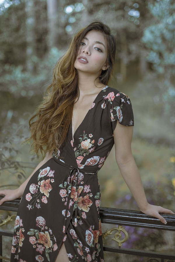 
Mỹ nh&acirc;n l&agrave;ng v&otilde; cho biết điện ảnh l&agrave; đam m&ecirc; v&agrave; l&agrave; điều m&agrave; c&ocirc; đ&atilde; muốn thử sức từ l&acirc;u. Hiện, c&ocirc; đang được sự bảo trợ v&agrave; d&igrave;u dắt của nam diễn vi&ecirc;n Đức Hải &ndash; cũng l&agrave; người anh trai th&acirc;n thiết với gia đ&igrave;nh Katleen nhiều năm nay.
