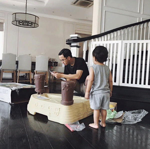
Đ&acirc;y l&agrave; h&igrave;nh ảnh gợi t&acirc;m l&yacute; t&ograve; m&ograve; về con trai H&agrave; Tăng v&agrave; ch&iacute;nh điều đ&oacute; khiến b&eacute; c&agrave;ng trở n&ecirc;n nổi tiếng.
