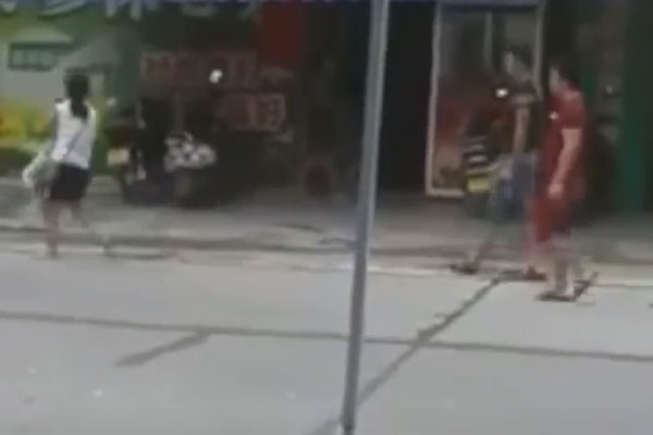 
Người mẹ lấy con ra để uy hiếp chồng.
