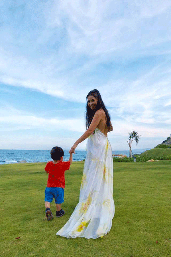 
Người đẹp Đường cong quyết định giữ h&igrave;nh ảnh để con được lớn l&ecirc;n như những em b&eacute; b&igrave;nh thường kh&aacute;c.
