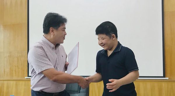 
TS Lê Anh Tuấn, Giám đốc Học viện Âm nhạc Quốc gia Việt Nam trao học bổng đặc biệt cho bé Bôm - Nguyễn Anh Tuấn. Học bổng được dùng trong 2 năm và đây là việc làm chưa từng có trong tiền lệ tại nhà trường.
