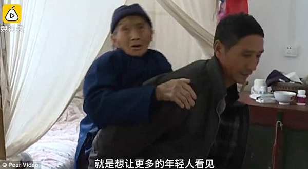 Không quản nắng mưa, nhọc mệt , 7 năm ròng rã, người đàn ông cõng mẹ đi khám bệnh mỗi tháng.