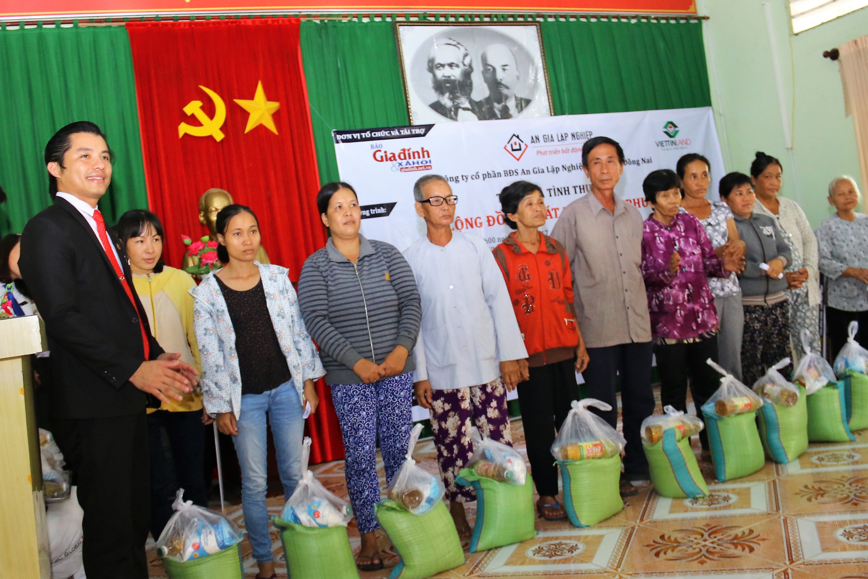 Ông Đỗ Văn Hiếu - Chủ tịch HĐQT Công ty CP An Gia Lập Nghiệp trao quà cho các hộ nghèo.