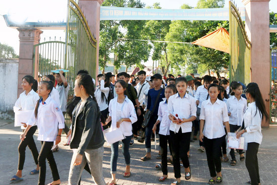 Học sinh sau buổi thi tại điểm thi Trường THPT Phan Đình Phùng (TP Hà Tĩnh). Ảnh: LVV