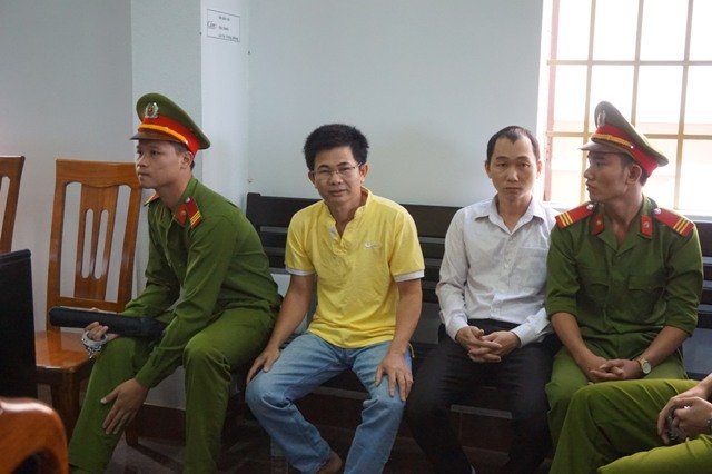 Bị cáo Trần Minh Lợi (đeo kính) trước tòa. Ảnh: Trùng Dương