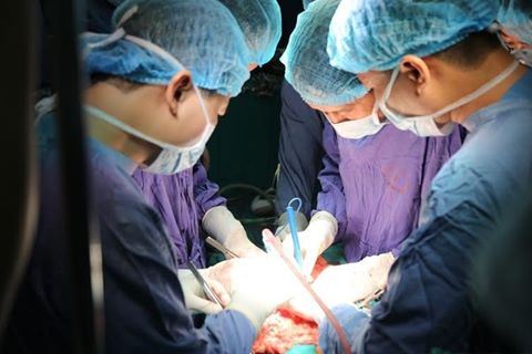 
Các bác sĩ thực hiện ca ghép phổi từ người cho sống đầu tiên ở Việt Nam. Ảnh: BVCC
