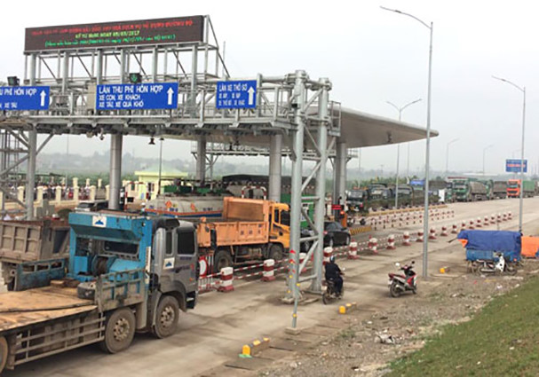 
Người d&acirc;n địa phương đưa phương tiện d&agrave;n h&agrave;ng ngang tại trạm thu ph&iacute; BOT Tam N&ocirc;ng ng&agrave;y 13/3. Ảnh: N.T
