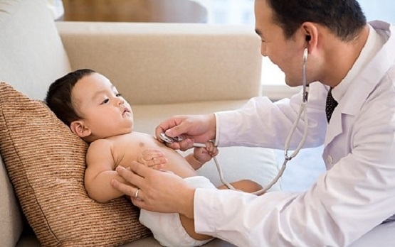 Các chuyên gia khuyến cáo: Nếu thấy trẻ thường bị mắc bệnh về đường hô hấp kèm các triệu chứng nóng, sốt kéo dài, cần đưa đến bệnh viện để khám tim. Ảnh minh họa.